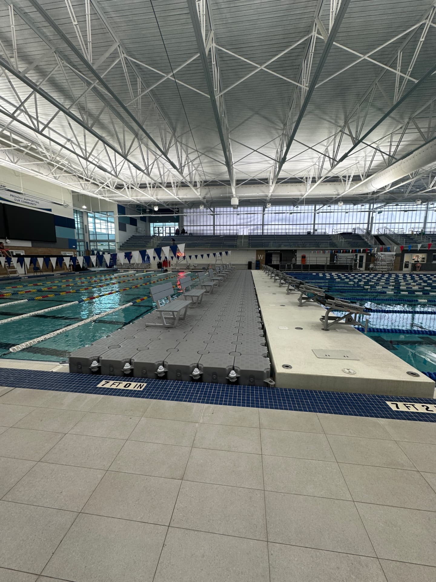 Modular floating platform installed in an indoor competition swimming pool